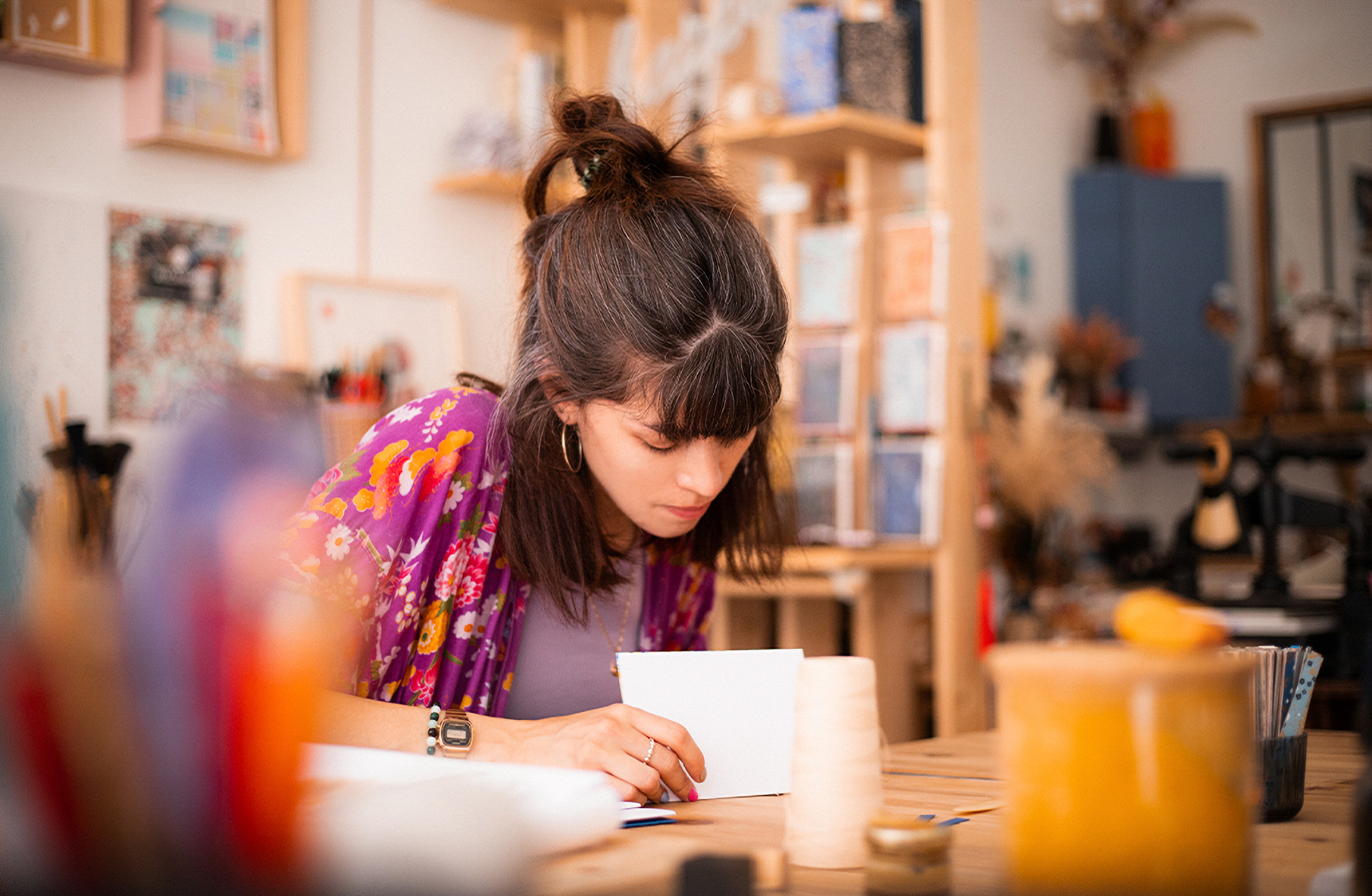 Laurie Archambault au travail dans son atelier de reliure, Paris 13e